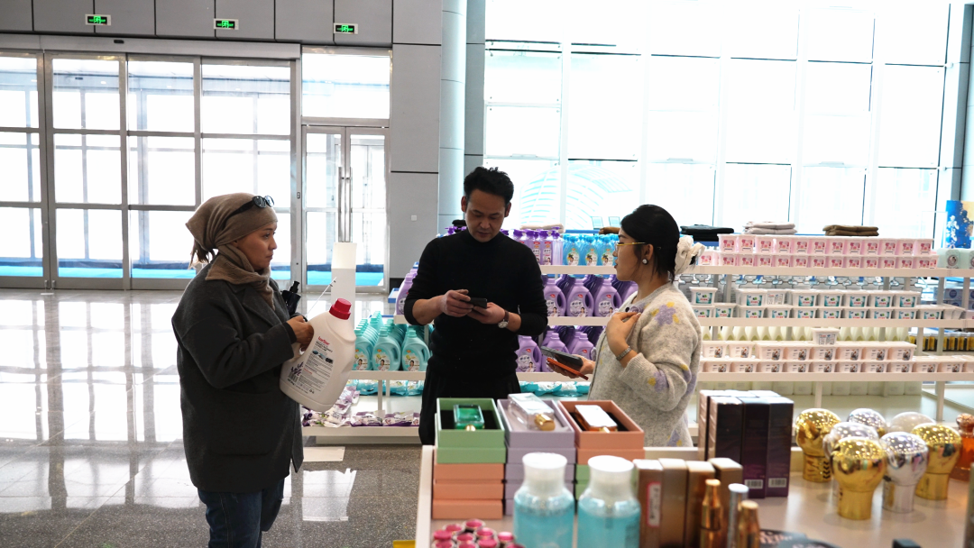 【奋进“十五五” 实干开新局】霍尔果斯多语种跨境直播红红火火